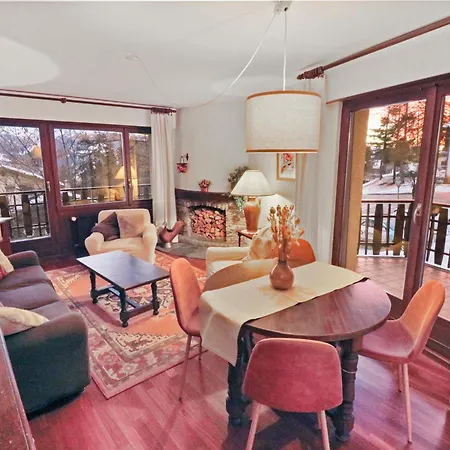 Avec Vue Sur Les Montagnes