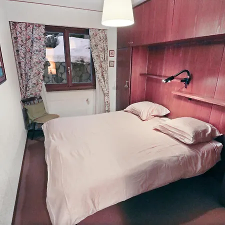 Avec Vue Sur Les Montagnes