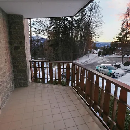 Avec Vue Sur Les Montagnes